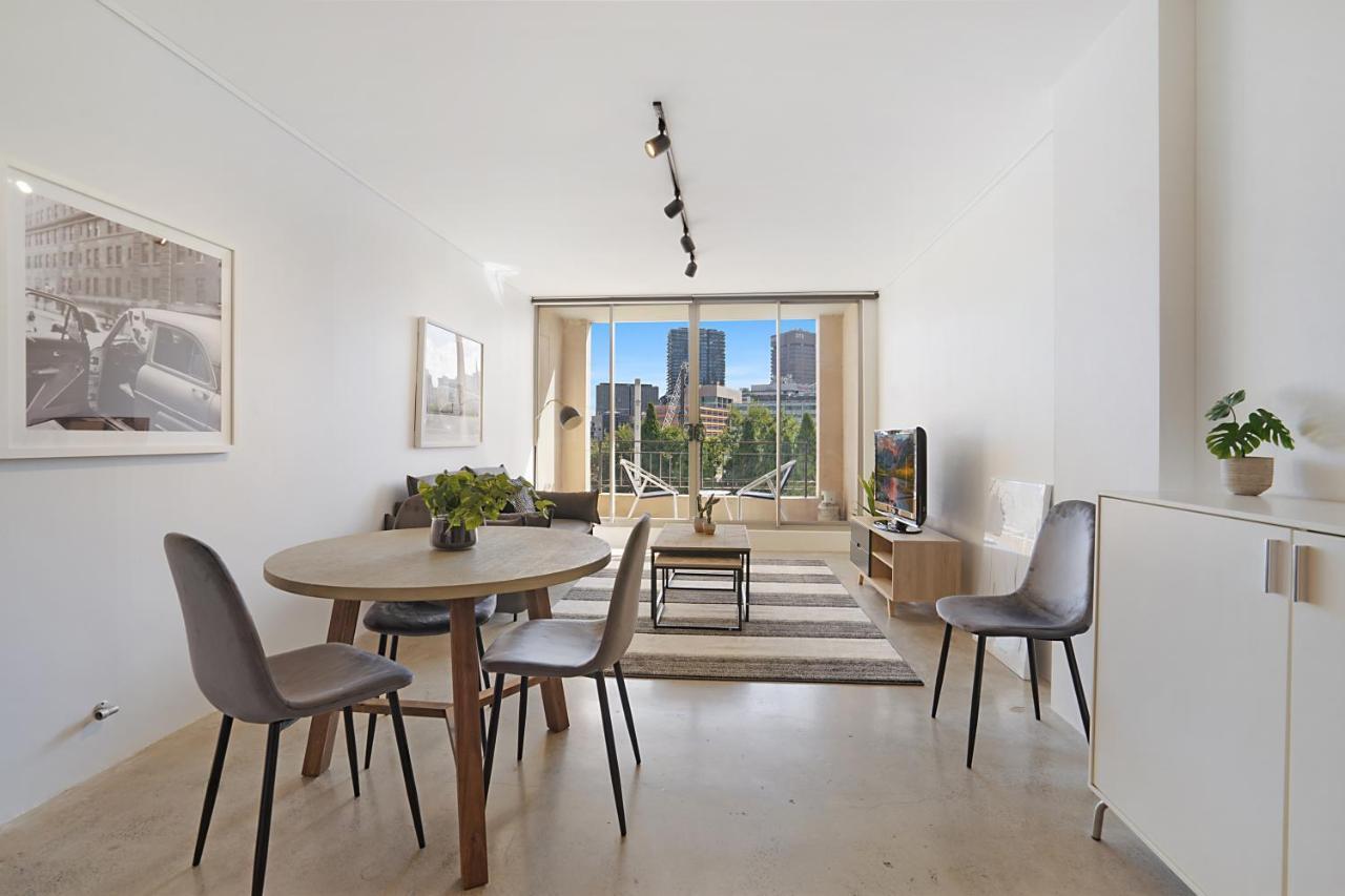 Central 1-Bedroom Apartment With City Views Sydney Exteriör bild